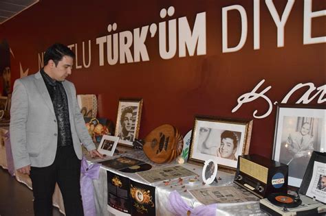 Bilecik'te Zeki Müren'in sahne kostümleri ve albüm kapaklarından oluşan sergi açıldı